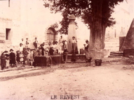 Le Revest - Place de la fontaine devant l'église