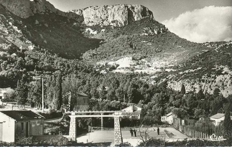 Ancien stade (actuellement parking) avec vue sur le Mont Caume