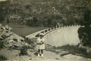 Petite fille devant le barrage