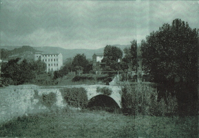 Pont de la place Charry, le Moulin rose au fond sur la gauche